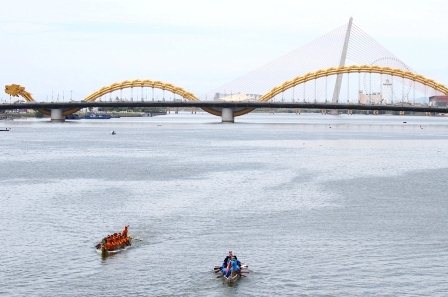 Chương trình đua thuyền truyền thống trên sông Hàn mừng Ngày Quốc khánh diễn ra vào sáng 2/9